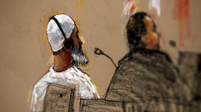 Die Gerichtszeichnung zeigt Ibrahim Ahmed Mahmud Al-Qosi mit einem Pflichtverteidiger in einem Gerichtsgebäude in Guantanamo.