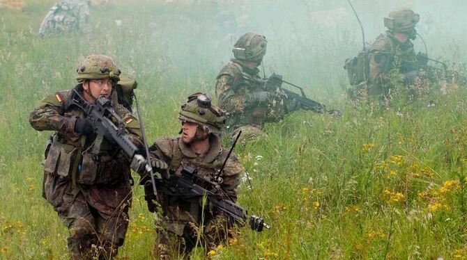 Verteidigungsminister zu Guttenberg will nach Informationen der »SZ« die Bundeswehr auf 165 000 Soldaten verkleinern.