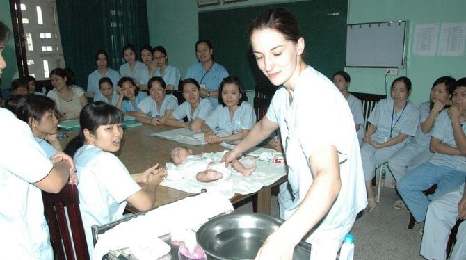 Lehrstunde in einfacher Pflege-Arbeit: Tanja Wedekind hat in Hanoi auf andere Weise helfen können als erwartet. FOTO: PR Lehrstunde in einfacher Pflege-Arbeit: Tanja Wedekind hat in Hanoi auf andere Weise helfen können als erwartet. FOTO: PR