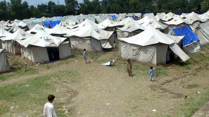 Ein Lager für Flutopfer im pakistanischen Risalpur: Erzfeind Indien hat Pakistan Fluthilfe angeboten.