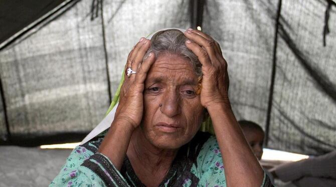 Von der Flut vertrieben: Erschöpft sizt diese Frau in einem pakistanischen Flüchtlingslager.