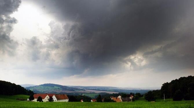 In der Nähe des sächsischen Pirna brauen sich dunkle Gewitterwolken zusammen.