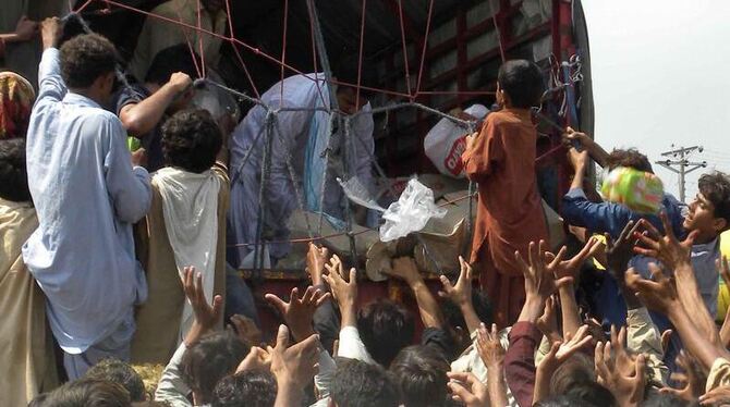 Flutopfer drängen sich am Sonntag in der pakistanischen Provinz Punjab um einen Lkw mit Hilfsgütern.