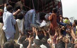 Flutopfer drängen sich am Sonntag in der pakistanischen Provinz Punjab um einen Lkw mit Hilfsgütern.