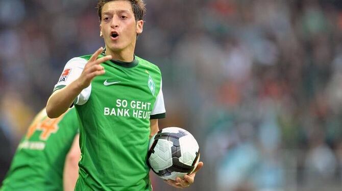 Mittelfeldspieler Mesut Özil wechselt von Werder Bremen zu Real Madrid.