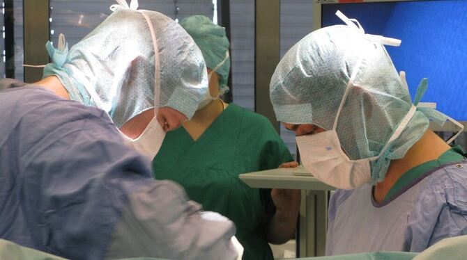 Voll fokussiert: Im Operationssaal sind alle Beteiligten voll auf ihre Aufgabe konzentriert, jeder Handgriff muss sitzen. FOTO: