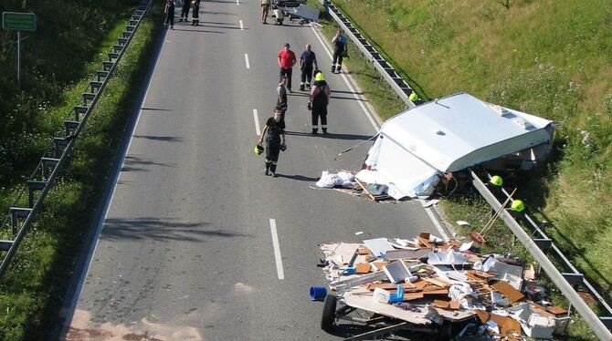 Dieser Wohnwagen wurde beim Zusammenstoß total zerstört. Insgesamt entstanden durch den Unfall 55000 Euro Sachschaden. Vier Mens