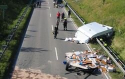 Dieser Wohnwagen wurde beim Zusammenstoß total zerstört. Insgesamt entstanden durch den Unfall 55000 Euro Sachschaden. Vier Mens