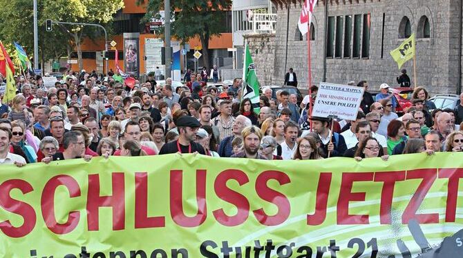 Demonstranten protestieren gegen das umstrittene Bahnprojekt Stuttgart 21.