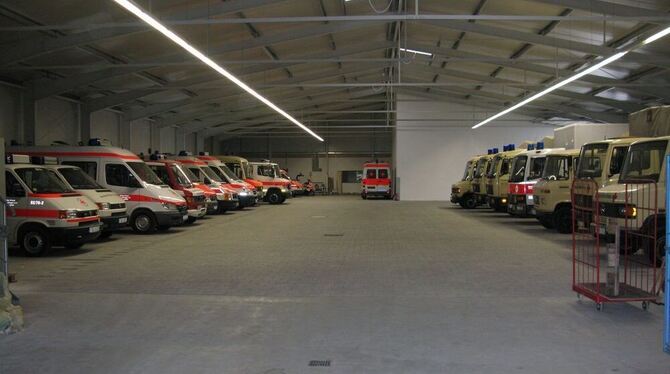 Schon viele aufgestellt: Insgesamt 25 Hilfsausrüstungswagen sollen einmal in der großen Halle stehen. GEA-FOTOS: BARAL