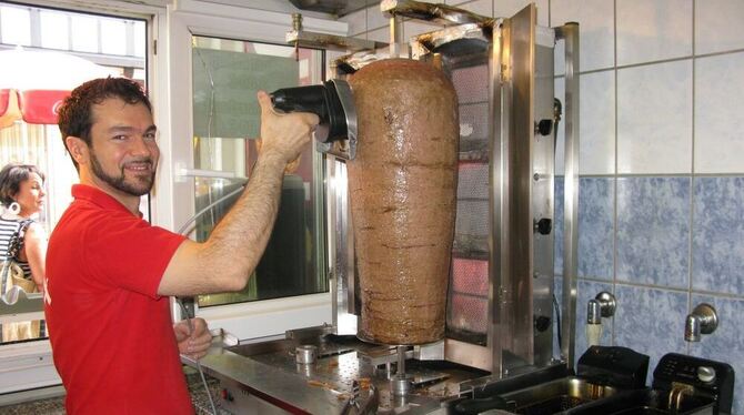 Acar Dilaver fastet, obwohl er den ganzen Tag mit Döner und Pizza konfrontiert ist - sein Glauben gibt ihm dafür die ausreichend