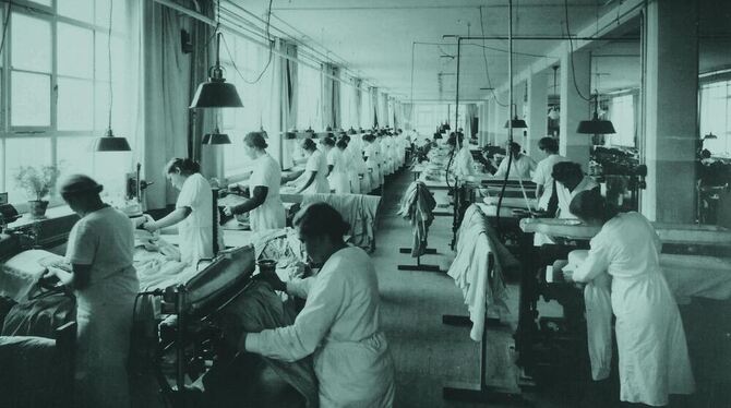 Bügelpressen und Nähsaal bei Zeeb & Hornung. Gesammelt hat die undatierten Aufnahmen der Arbeitskreis Schlossmuseum. ARCHIVFOTOS