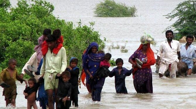 Familien fliehen vor dem Hochwasser in der pakistanischen Provinz Sindh.