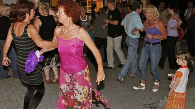 Beate Simon (rechts) und Susanne Beckmann animierten die Besucher zu verschiedenen südlichen Rundtänzen - was mit sichtlichem Ve Beate Simon (rechts) und Susanne Beckmann animierten die Besucher zu verschiedenen südlichen Rundtänzen - was mit sichtlichem Ve