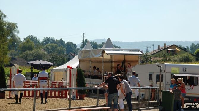 Der Reitverein Pulvermühle Dußlingen feierte am Wochenende sein 40-jähriges Bestehen mit einem Freiland-Turnier. Die Gäste zog e Der Reitverein Pulvermühle Dußlingen feierte am Wochenende sein 40-jähriges Bestehen mit einem Freiland-Turnier. Die Gäste zog e