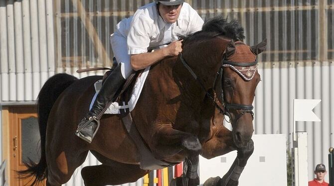 Bezwang mit seinem achtjährigen Wallach Late Night den Seriensieger Alexander Ambacher: Der Pfullinger Thomas Volk entschied ein Bezwang mit seinem achtjährigen Wallach Late Night den Seriensieger Alexander Ambacher: Der Pfullinger Thomas Volk entschied ein