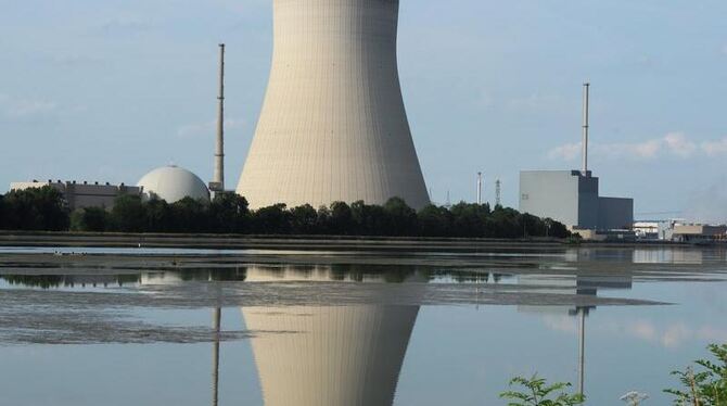 Die Kernkraftwerke Isar 1 (r) und Isar 2.