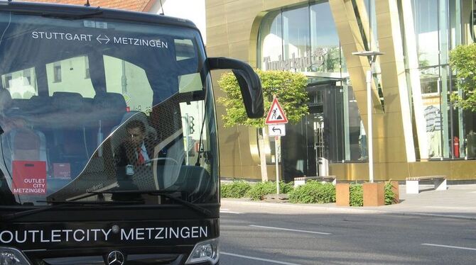 Schwarz, an den Seiten das weitsichtbare rote Emblem der Outletcity, so präsentiert sich der Shuttle-Bus, der künftig zunächst a