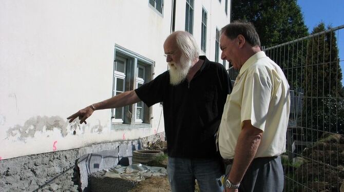 Letzte Arbeiten am Sockel des Trochtelfinger Schlosses, um das Fundament künftig vor Feuchtigkeit zu schützen. Der deutlich sich Letzte Arbeiten am Sockel des Trochtelfinger Schlosses, um das Fundament künftig vor Feuchtigkeit zu schützen. Der deutlich sich