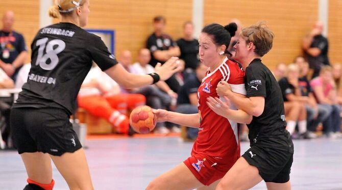 Die dreifache Weltmeisterin Ludmila Postnowa wird von den beiden Leverkusenerinnen Laura Steinbach (links) und Lyn Byl (rechts) Die dreifache Weltmeisterin Ludmila Postnowa wird von den beiden Leverkusenerinnen Laura Steinbach (links) und Lyn Byl (rechts)