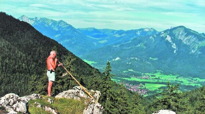 Spielen in den Alpen, schnitzen auf der Alb: Eugen Krohmer hat seine Liebe zum traditionellen Hirtenhorn entdeckt. FOTOS: PR