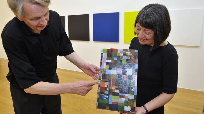 Zweimal Aurélie Nemours: Manfred Wandel erläutert zusammen mit Dr. Gabriele Kübler die Bezüge zwischen dem kleinen Bild aus dem Zweimal Aurélie Nemours: Manfred Wandel erläutert zusammen mit Dr. Gabriele Kübler die Bezüge zwischen dem kleinen Bild aus dem