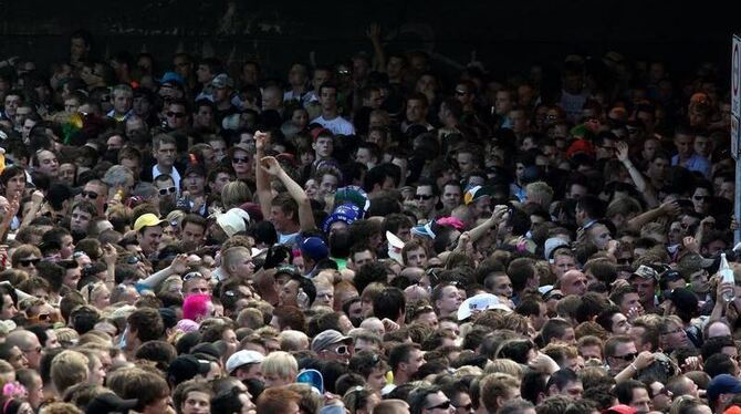 Kurz vor dem Unglück stehen die Menschen dichtgedrängt am Tunnelausgang in Duisburg. 