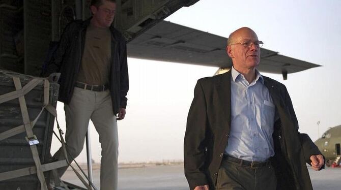 Bundestagspräsident Norbert Lammert (CDU, vorne) und Verteidigungsminister Karl-Theodor zu Guttenberg (CSU) beim Truppenbesuc