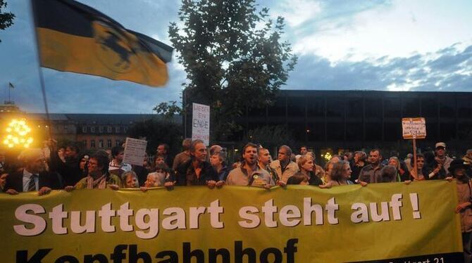 Demonstranten während einer Protestveranstaltung in Stuttgart vor dem Landtag. 