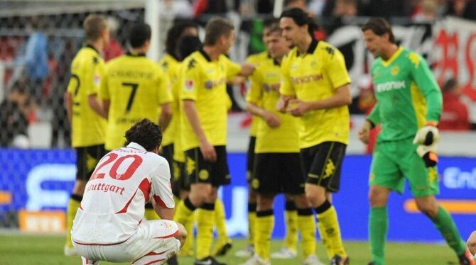 Fassungslosigkeit bei VfB-Mittelfeldspieler Christian Gentner und Daniel Didavi (im Hintergrund). FOTO: APN Fassungslosigkeit bei VfB-Mittelfeldspieler Christian Gentner und Daniel Didavi (im Hintergrund). FOTO: APN