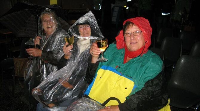 »Bei dem Regen wird aus dem Wein automatisch Schorle.« Die wasserfesten Kinofans nahmen das Wetter dick eingepackt mit Humor. FO