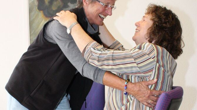 Barbara Haas (links) und Margot Sackmann üben das Umsitzen. Damit die Bewegung nach kinästhetischen Prinzipien der Harmonie beim Barbara Haas (links) und Margot Sackmann üben das Umsitzen. Damit die Bewegung nach kinästhetischen Prinzipien der Harmonie beim