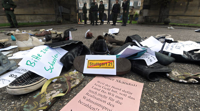 Demonstranten stehen vor der Villa Reitzenstein in Stuttgart, dem Amtssitz von Ministerpräsident Stefan Mappus. Unter dem  Motto