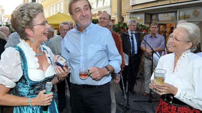 Überrascht: Julius Vohrer bei der Überreichung der List-Medaille durch OB Barbara Bosch. Rechts Margret Grimm. FOTO: NIETHAMMER
