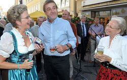 Überrascht: Julius Vohrer bei der Überreichung der List-Medaille durch OB Barbara Bosch. Rechts Margret Grimm. FOTO: NIETHAMMER