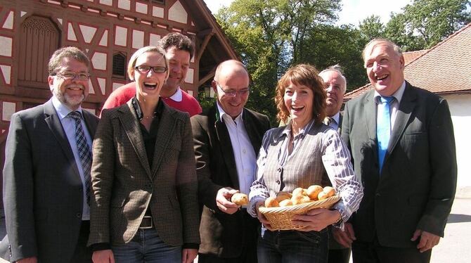Kartoffelfestmacher mit Princess im Korb (von links) Eberhard Wolf, Gestütsvertreterin Kathrin Borgmann, Jürgen Autenrieth, Wolf