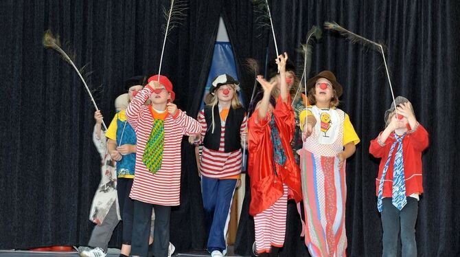 Die lustigen bunten Clowns waren ein Teil der Zirkusvorstellung der Mittelstädter Kinder.  FOTO: NIETHAMMER