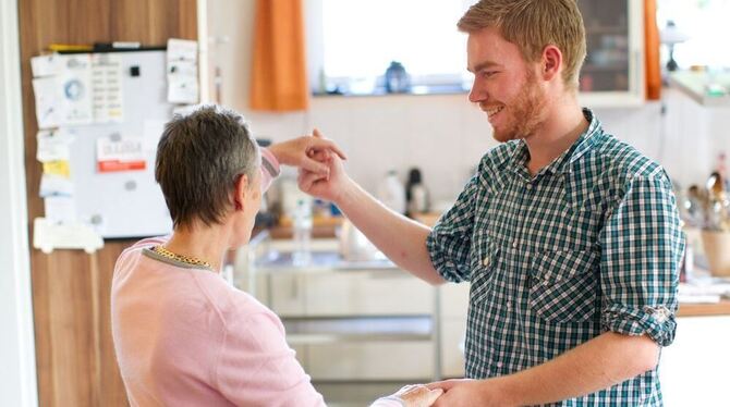 Jeden Dienstag gibt es in der Demenzgruppe in Mössingen ein speziell auf Betroffene zugeschnittenes Programm. SYMBOLBILD: DPA Jeden Dienstag gibt es in der Demenzgruppe in Mössingen ein speziell auf Betroffene zugeschnittenes Programm. SYMBOLBILD: DPA