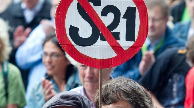 Viele Menschen sagen »Stopp!« Zehntausende Demonstranten gehen gegen das Milliardenbahnprojekt Stuttgart 21 auf die Straße. FOTO