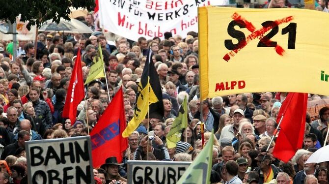 Zehntausende demonstrieren gegen das Milliarden-Bahnprojekt Stuttgart 21. FOTO: DPA