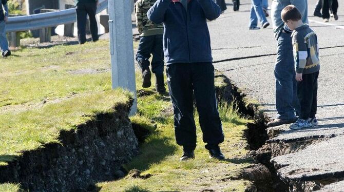 Zwei Menschen sind bei einem schweren Erdbeben in Neuseeland schwer verletzt worden. Nach Krankenhausangaben erlitten mehrere Me