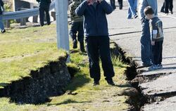 Zwei Menschen sind bei einem schweren Erdbeben in Neuseeland schwer verletzt worden. Nach Krankenhausangaben erlitten mehrere Me