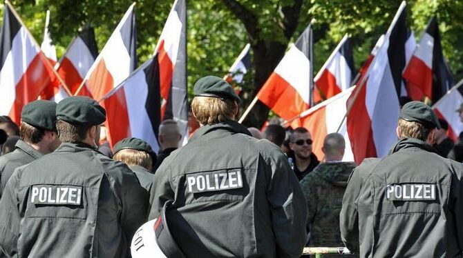 Polizeibeamten sichern in Dortmund das Gelände einer Kundgebung von Rechtsextremen. 