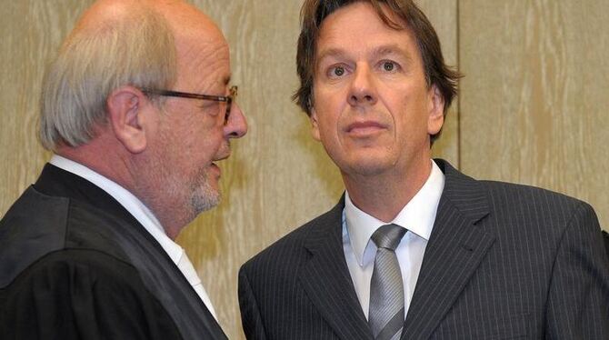 Der Wettermoderator Jörg Kachelmann mit seinem Anwalt Reinhard Birkenstock im Landgericht Mannheim.