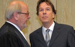 Der Wettermoderator Jörg Kachelmann mit seinem Anwalt Reinhard Birkenstock im Landgericht Mannheim.