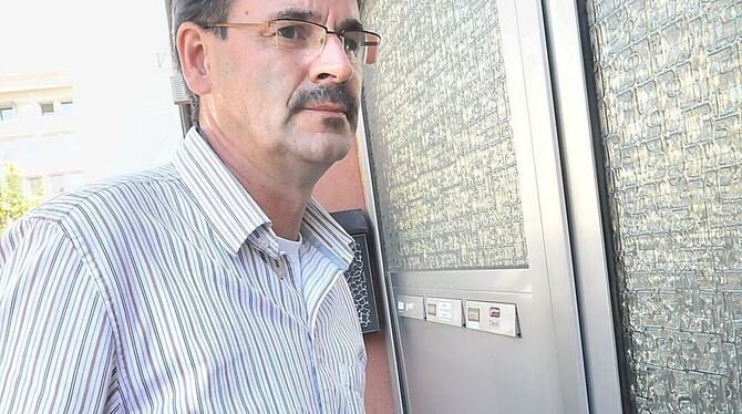 Behördliche Unterstützung, vor der sich viele Eltern fürchten: Norbert Lorenz unterwegs zum Hausbesuch.  FOTO: TRINKHAUS