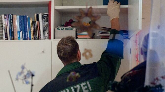 Ein Beamter durchsucht in Leinfelden-Echterdingen die Wohnung eines Funktionärs der neonazistischen "Hilfsorganisation für natio