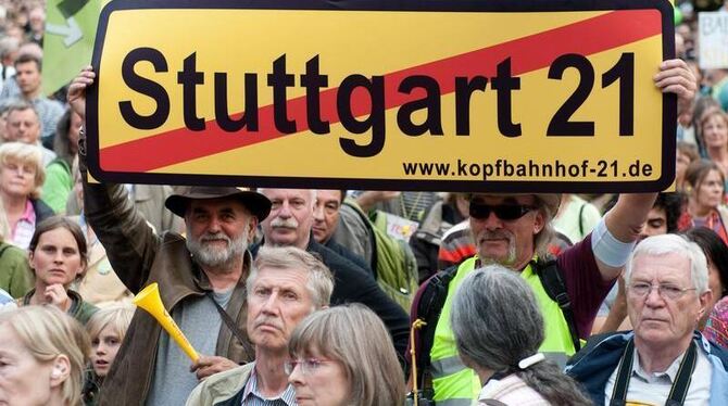 Gegner des Bahnprojekts Stuttgart 21 während einer Demonstration in Stuttgart. (Archivbild)