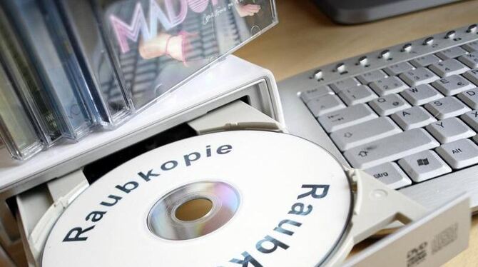 Eine CD mit der Aufschrift »Raubkopie« wird in Frankfurt einem CD-Brenner entnommen (Symbolfoto)
