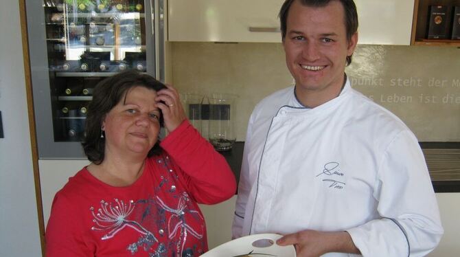 Simon Tress und Claudia Klatt mit der Vorspeise aus fair gehandelten Produkten: Ziegenkäse-Nougat mit Mango, die er zum Auftakt